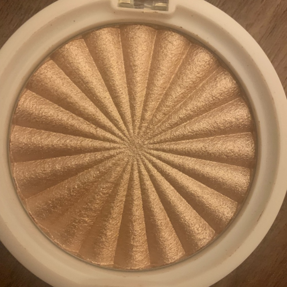 🌸New🌸 Ofra Highlighter in Blissful. A golden bronze with rosé undertones.